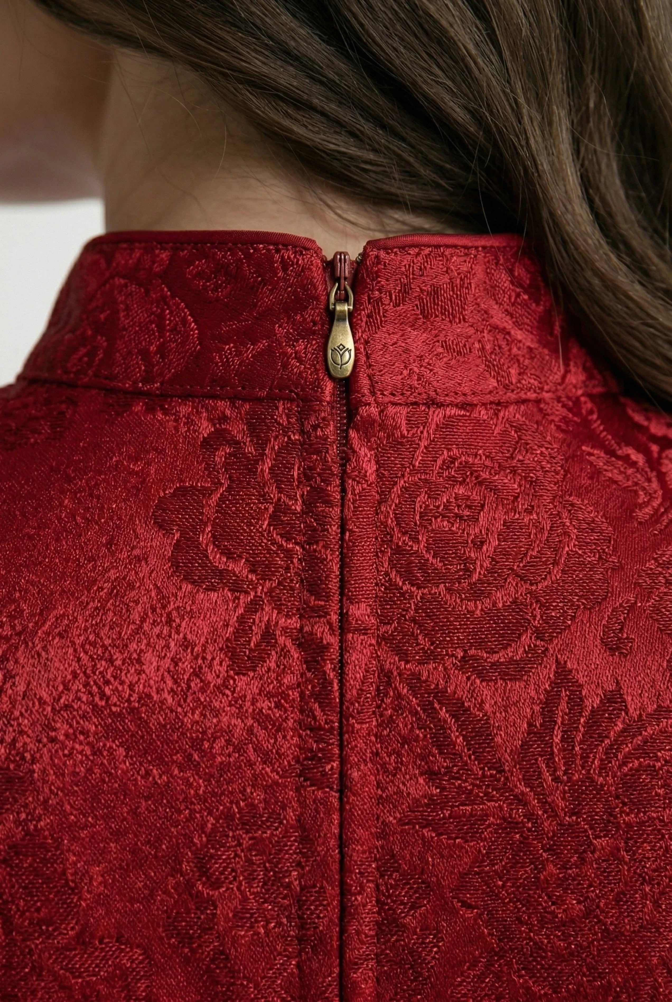 Maison Hua dark red cheongsam, back zipper and collar detail