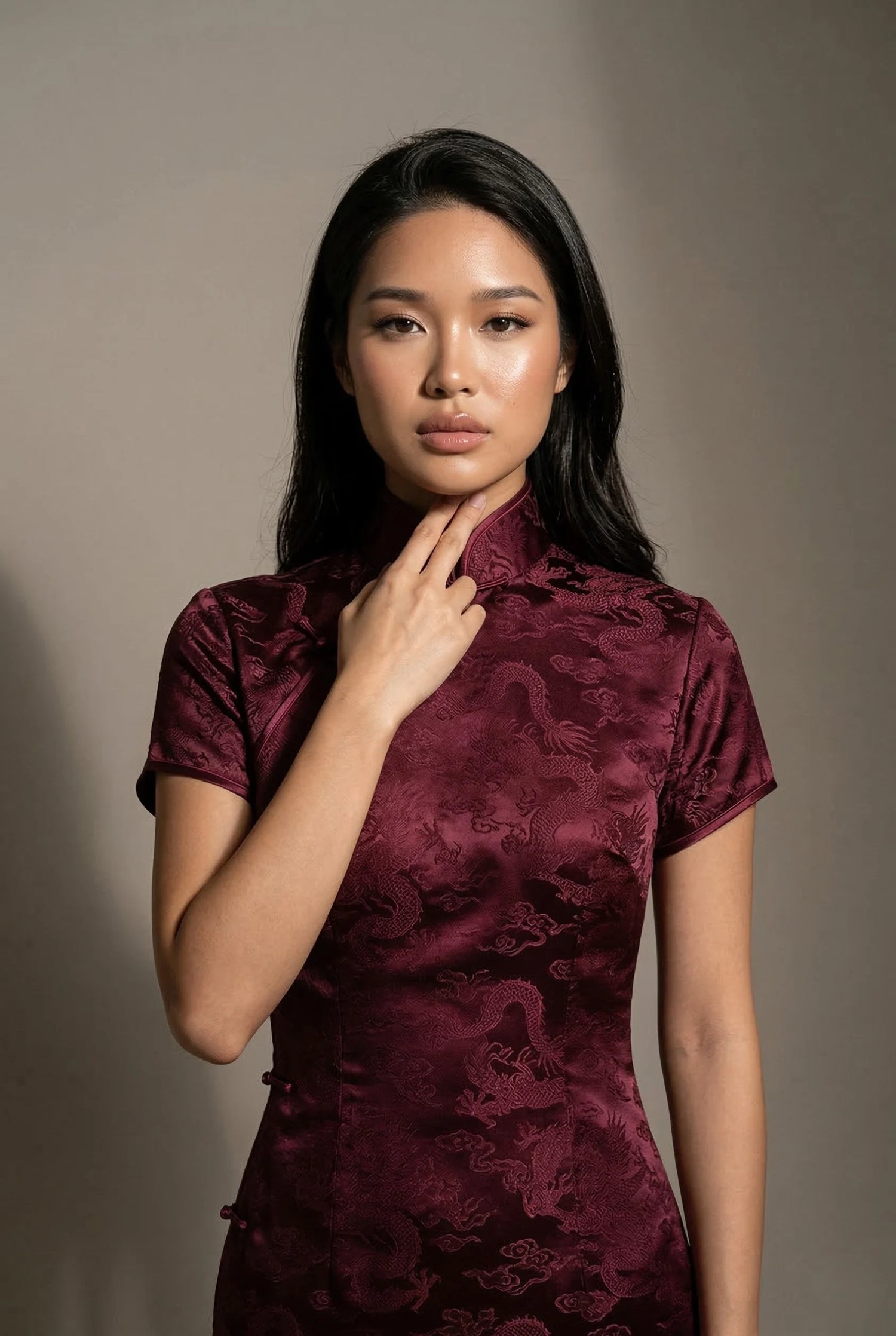 Expert guide on traditional Qipao fitting by Maison Hua, demonstrating the Two-Finger Rule for a perfect 5-6cm Mandarin collar fit on a burgundy silk dress