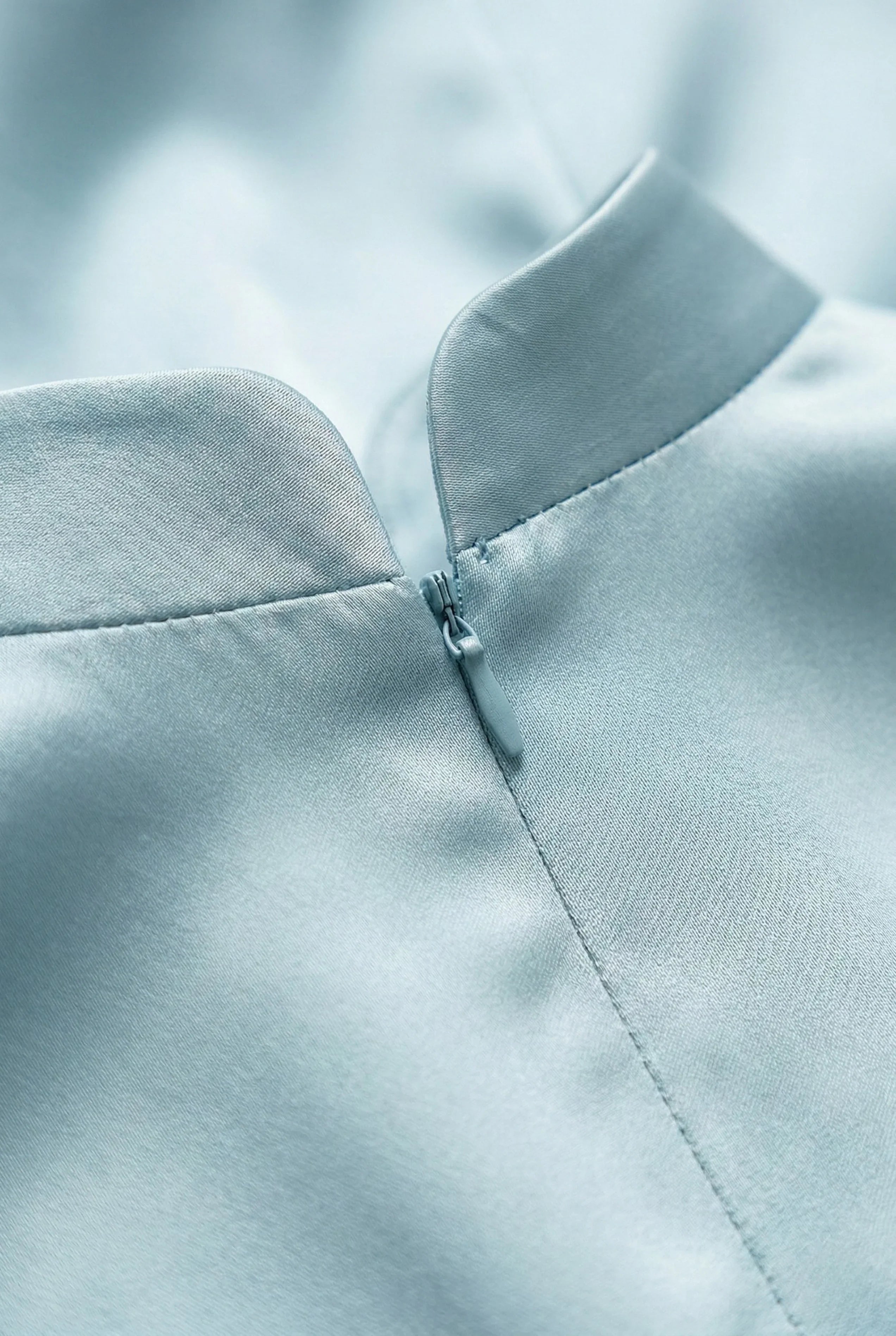 Maison Hua light blue cheongsam detail, mandarin collar and back zipper