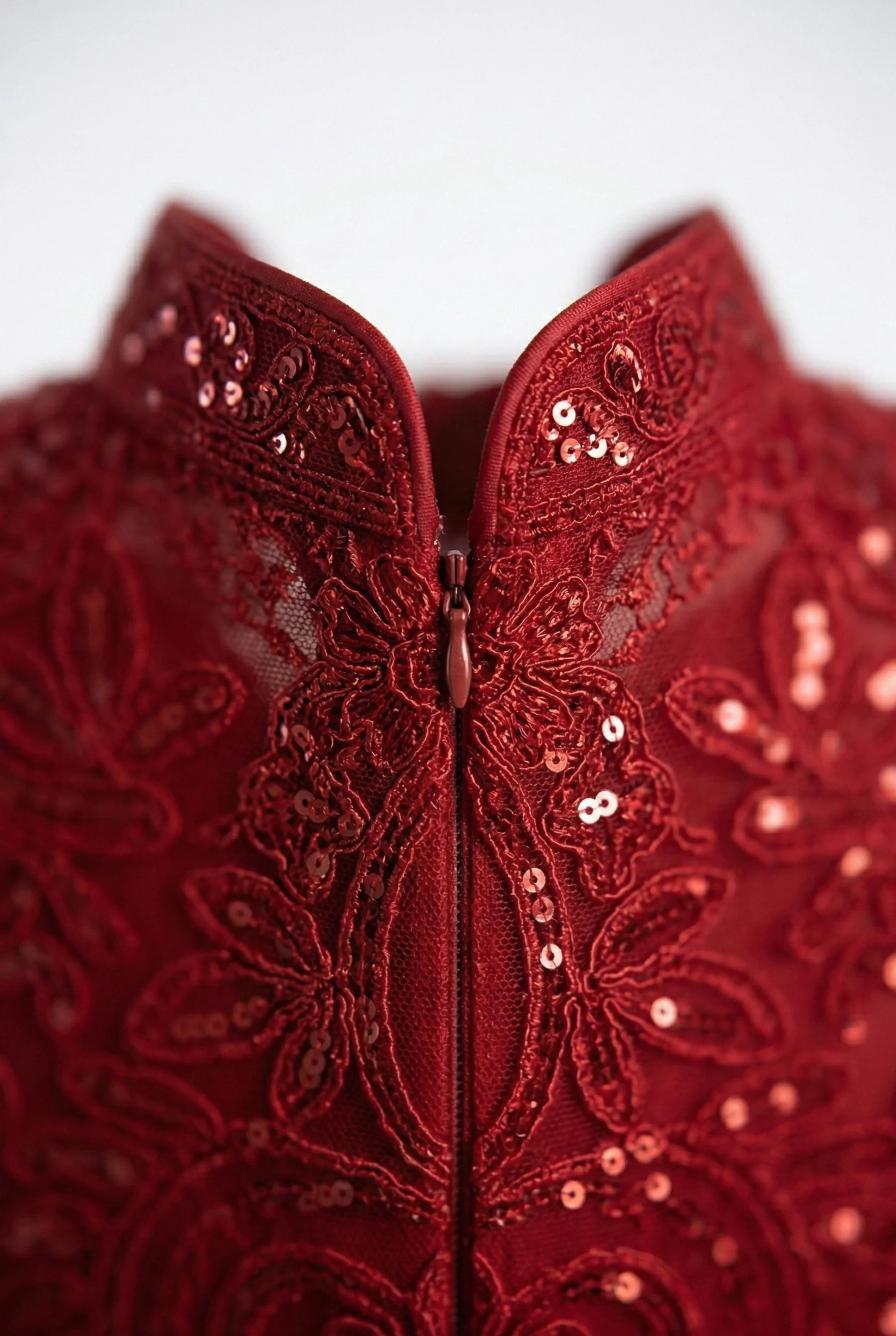 Maison Hua red cheongsam detail, high mandarin collar and back zipper